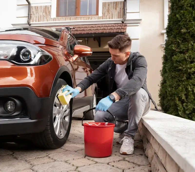 Lavage auto à domicile Villeneuve-lès-Béziers : professionnel intervenant sur un véhicule